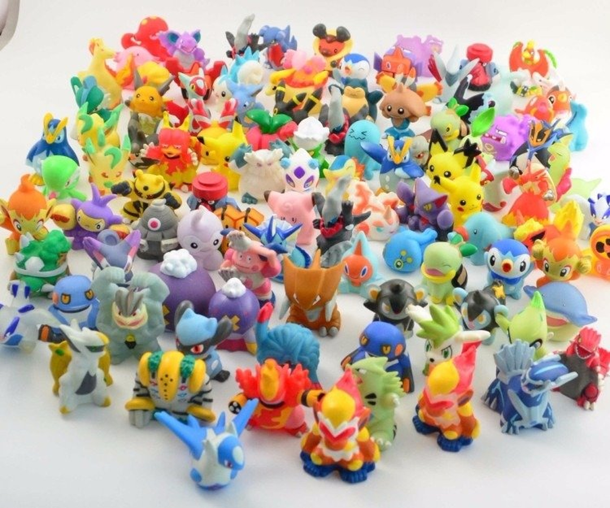 Kit com 96 Pokémons em miniatura