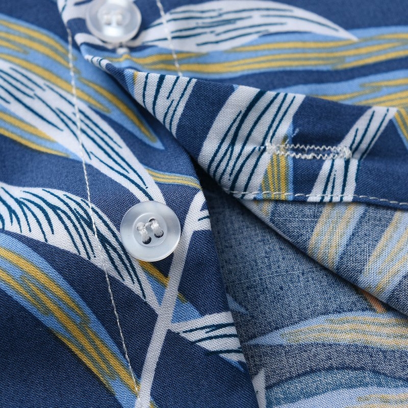 Roupa infantill elegante para o verão. Bermuda, Camisa social, gravatinha borboleta infantil. Saint-Hilaire estampa Azul com folha de Alocasia