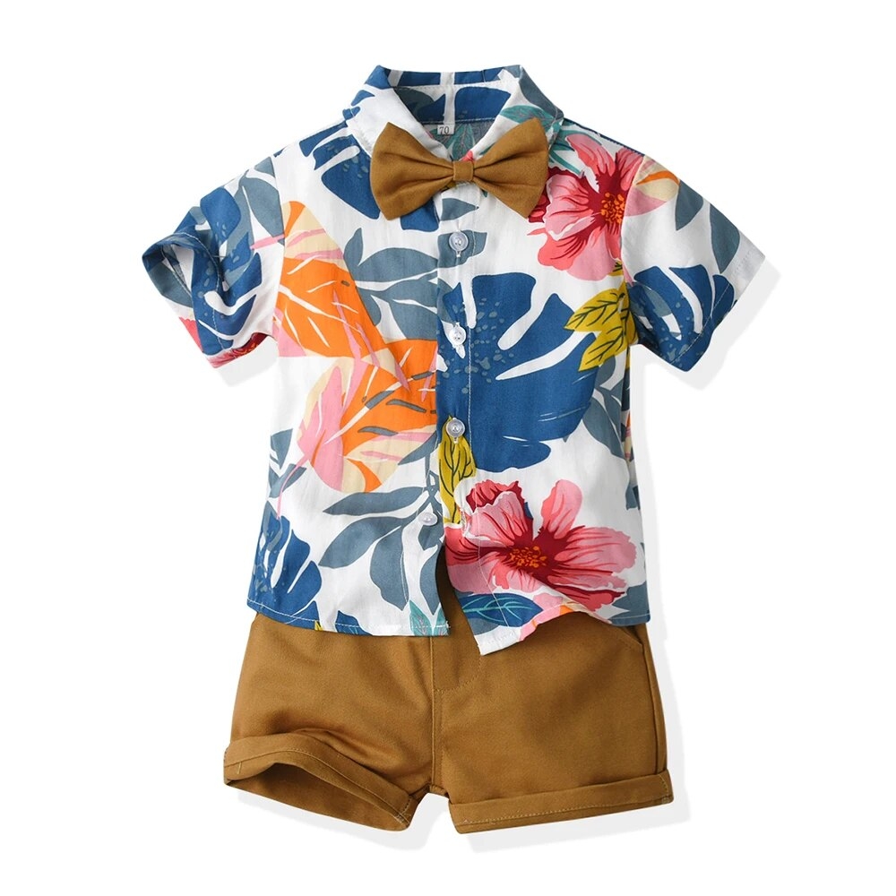 Roupa infantill elegante para o verão. Bermuda, Camisa social, gravatinha borboleta infantil.  Saint-Hilaire estampa Cor Camel com folha de monstera