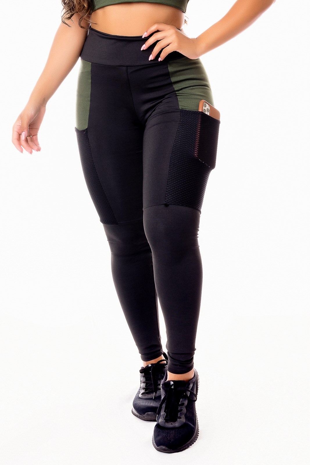 Calça Legging Fitness Academia Preta com Detalhe em Tela Dry Fit e Verde Militar Cintura Alta