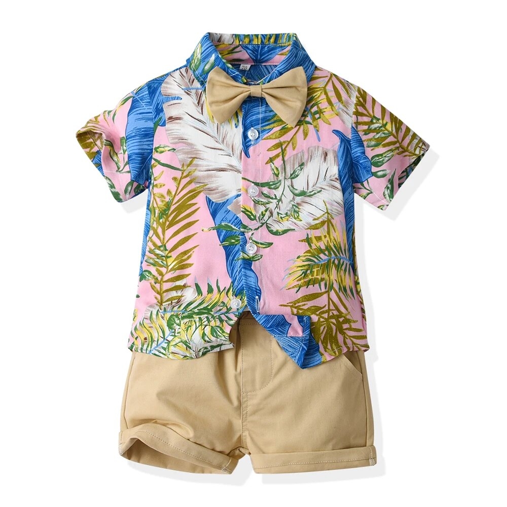 Roupa infantill elegante para o verão. Bermuda, Camisa social, gravatinha borboleta infantil.  Saint-Hilaire estampa caqui com folha de samambaia