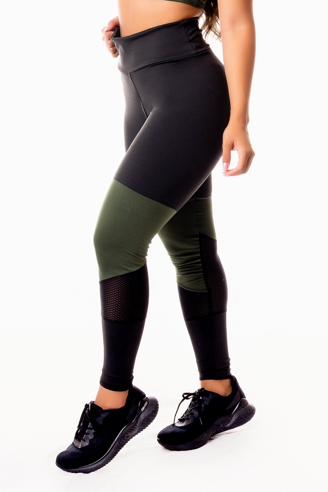 Calça Legging Fitness Academia Preta com Verde Militar e Detalhe em Tela Dry Fit Cintura Alta