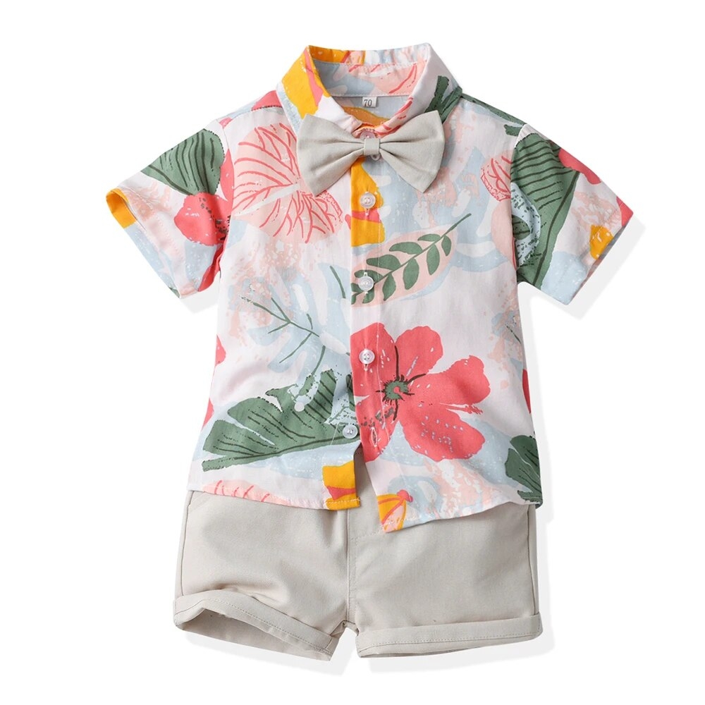 Roupa infantill elegante para o verão. Bermuda, Camisa social, gravatinha borboleta infantil.  Saint-Hilaire estampa Cor prata com lírio oriental