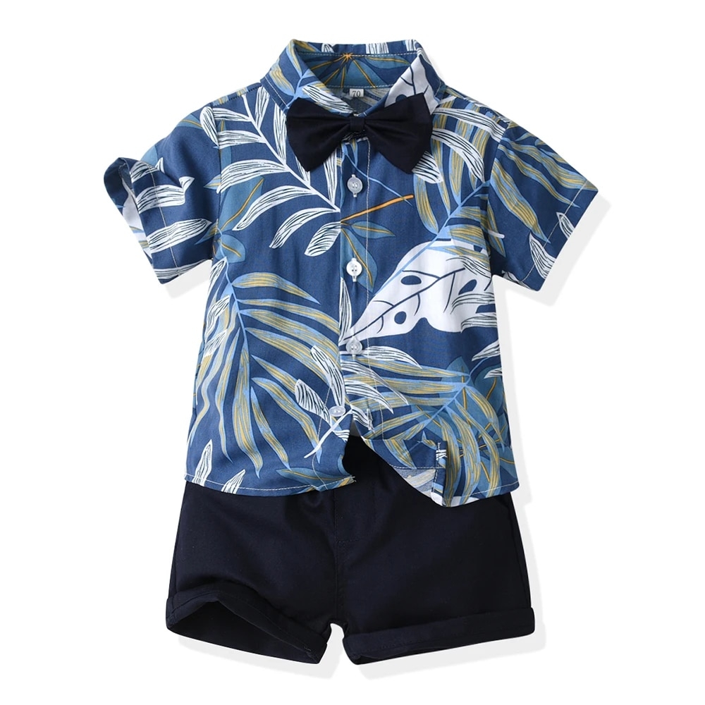 Roupa infantill elegante para o verão. Bermuda, Camisa social, gravatinha borboleta infantil. Saint-Hilaire estampa Azul com folha de Alocasia