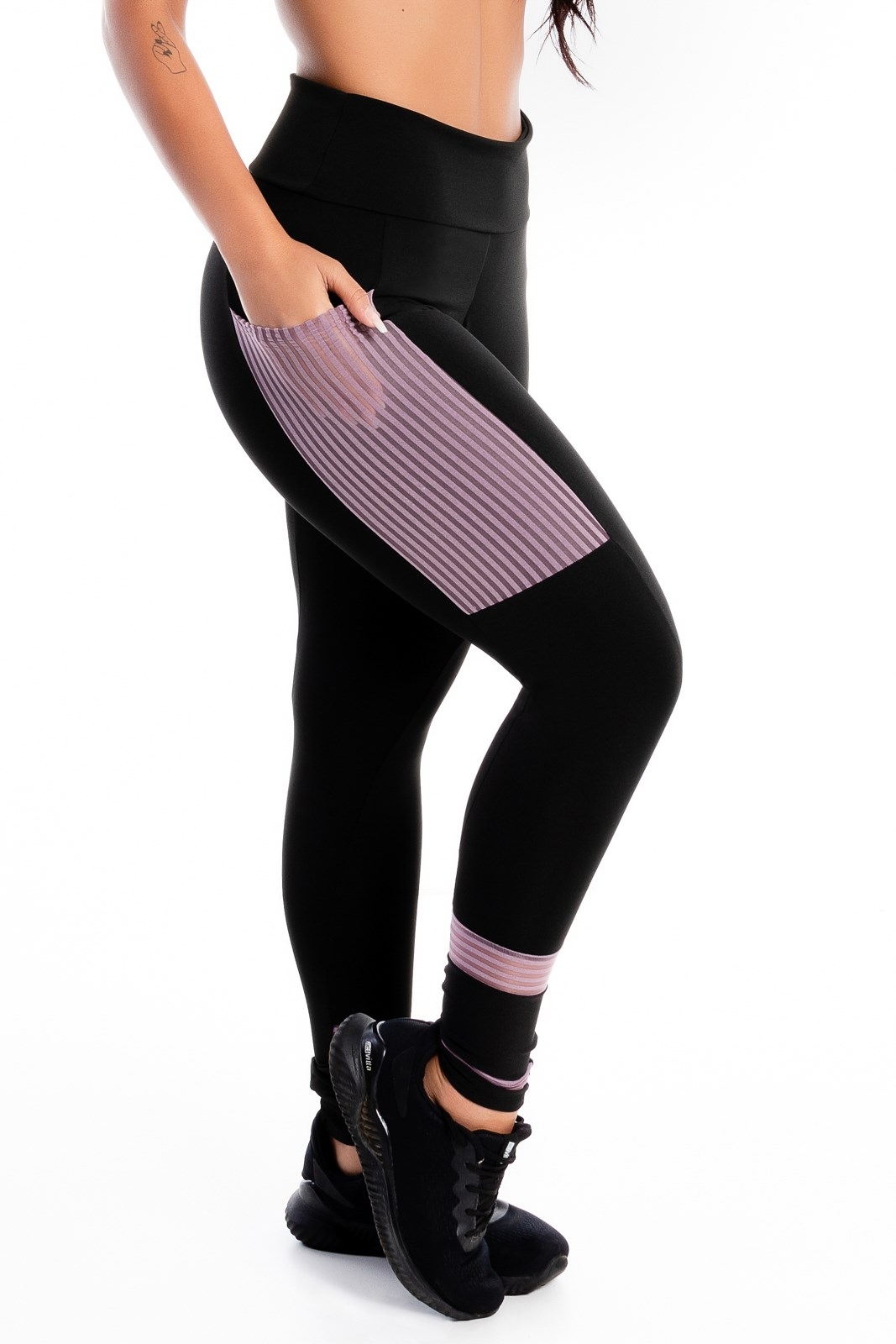 Calça Legging Preta Detalhe Violeta e Bolso